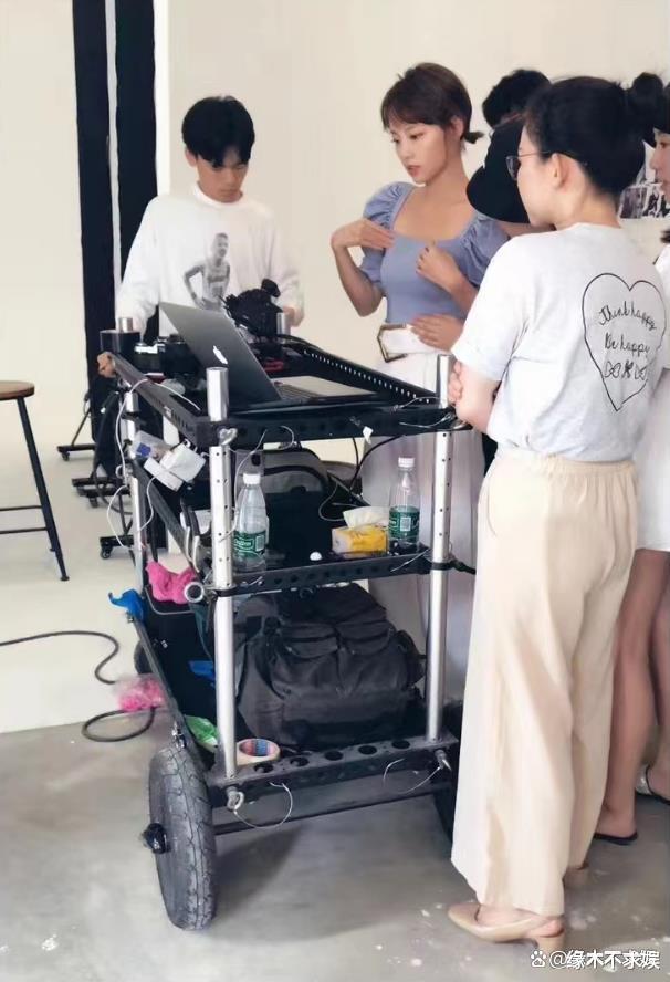 张嘉倪疯马秀后首露面！英国看展心情大好，近况曝光引争议！