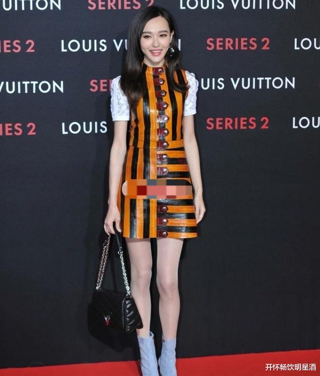 唐嫣越来越讲究了,肉色丝袜搭配蜜蜂连衣裙重现嫩模气质!