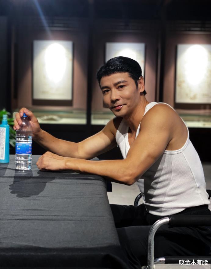 蔡少芬张晋迪士尼被偶遇,娘娘穿搭时尚不显年纪,合影亲和没架子