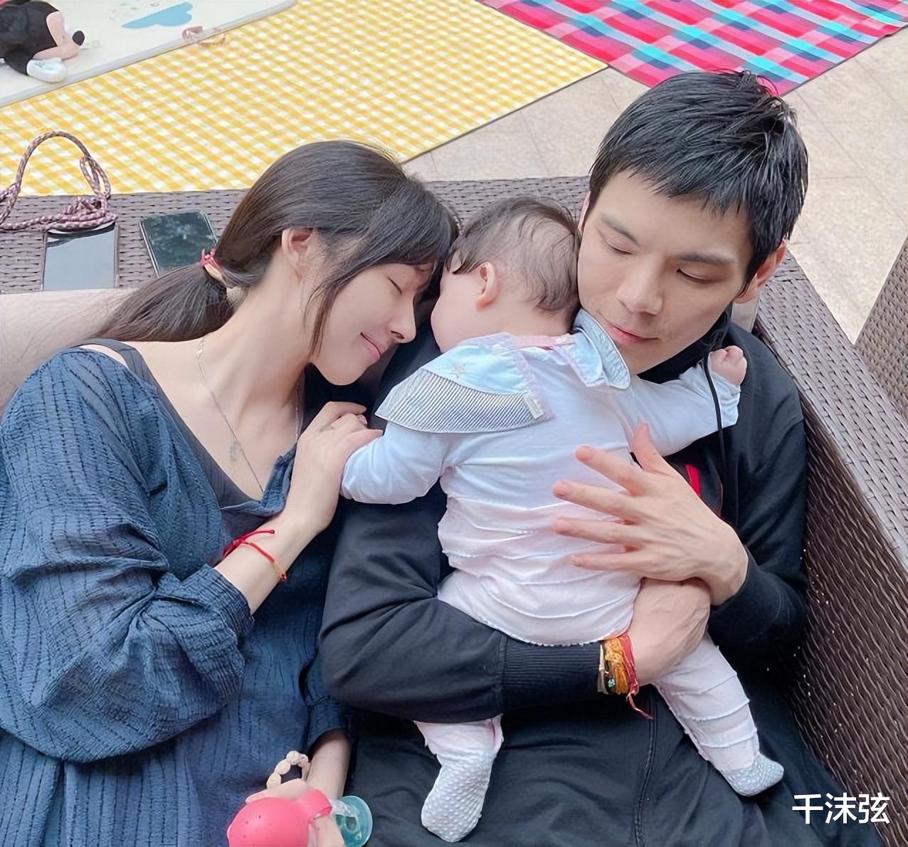 向佐|郭碧婷婚变风波后合体!夫妻母婴店购物,向佐主动抱娃拎包好贴心