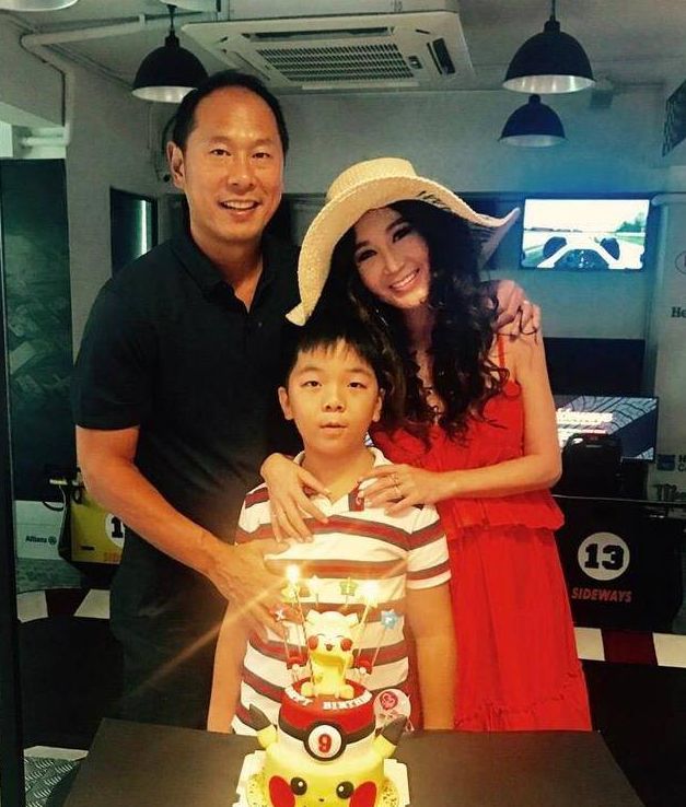 温碧霞|温碧霞开豪车带养子出门，13岁何国伦模样大变，胡子拉碴似流浪汉