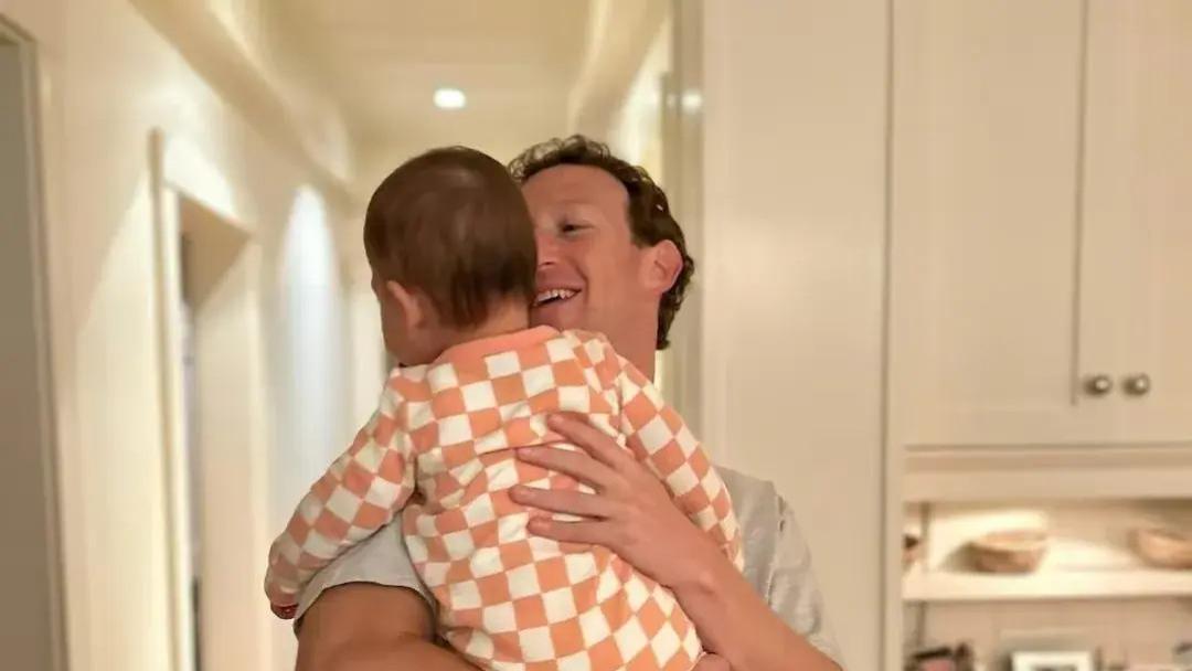 扎克伯格抱三胎女儿回家，表情化身女儿奴，身家超比尔盖茨心情好