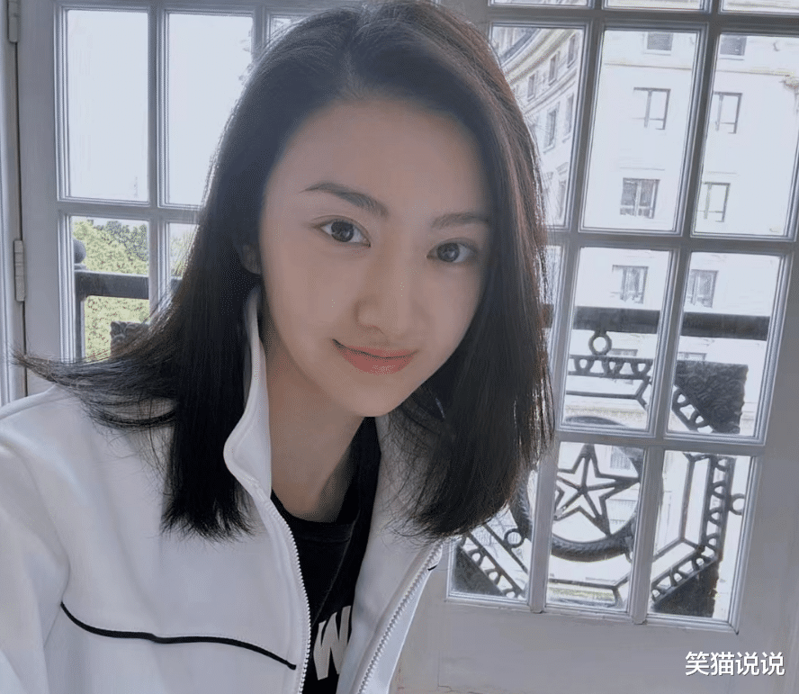 景甜|景甜风波后首晒自拍照:笑容甜美,白衣短发好温柔!