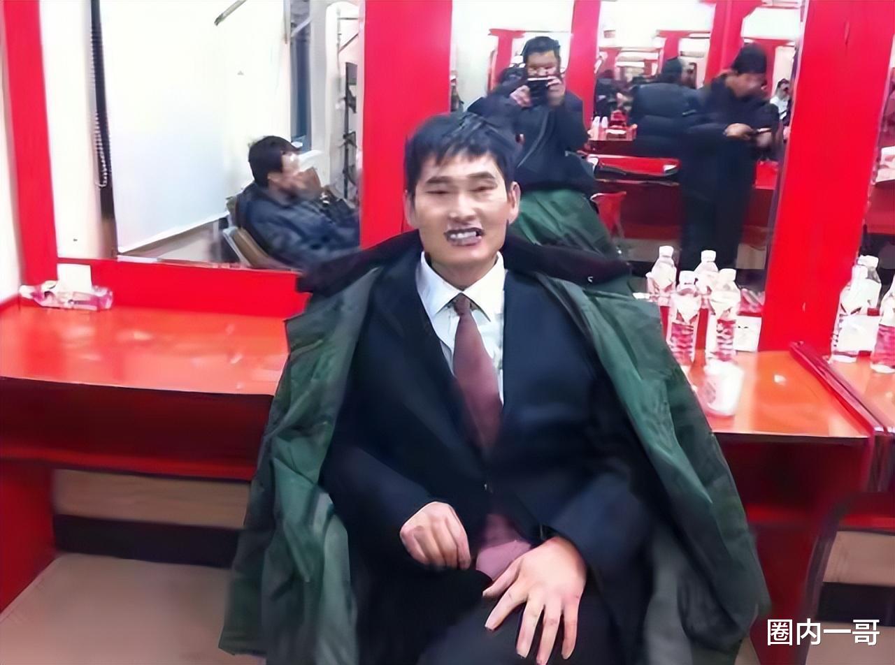 大衣哥淄博商演出糗了,网友:大衣哥终于露出破绽了!