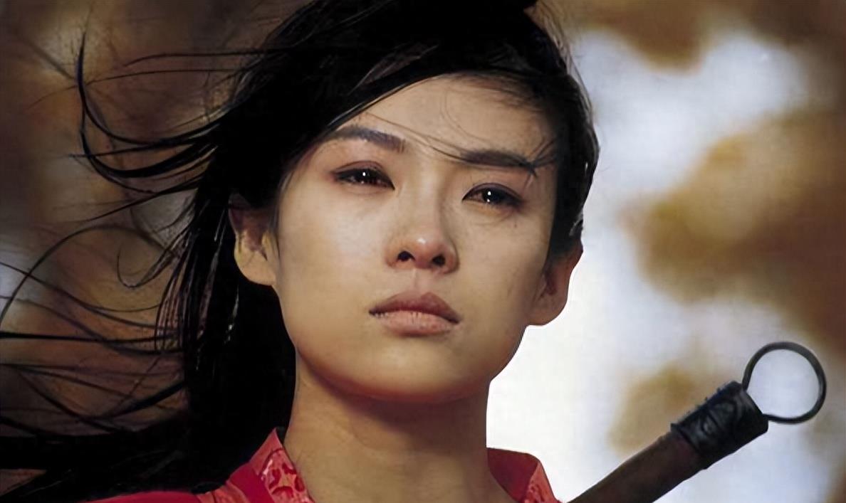 真人干瘦枯黄，荧屏上惊艳全场，这7位女星上镜前后反差巨大，来对比一下