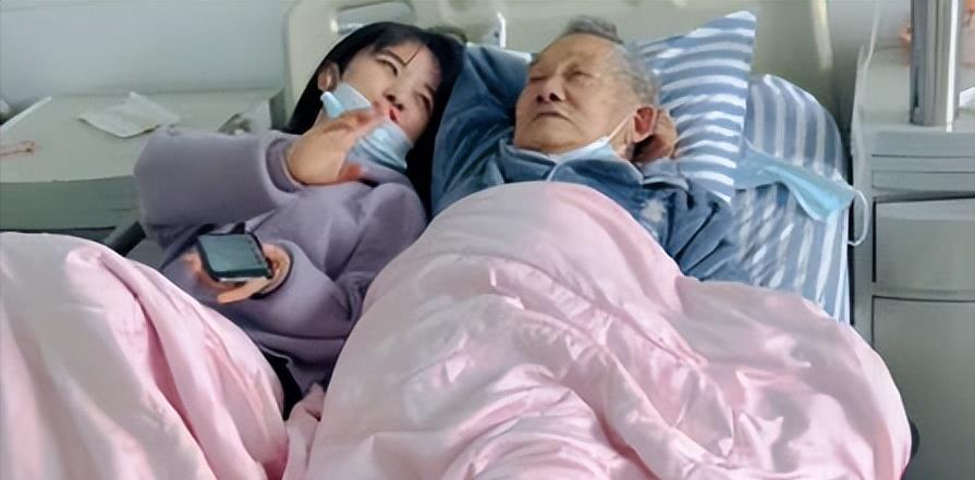 医院 女子照顾已故丈夫爷爷，因躺一张病床聊天引争议，当事人：不在意！