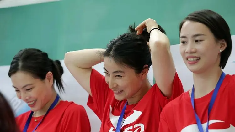 42岁郭晶晶素颜出镜,满脸斑点皮肤粗糙,她的清醒打了多少人的脸