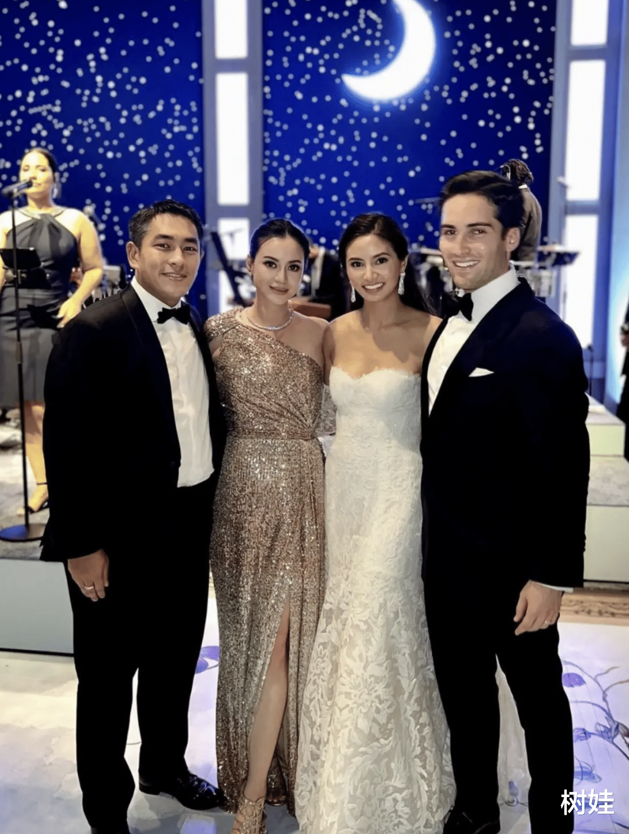 雅诗兰黛|雅诗兰黛家族中国媳妇怀孕,挺孕肚与何超欣合照,孕后气质仍出众