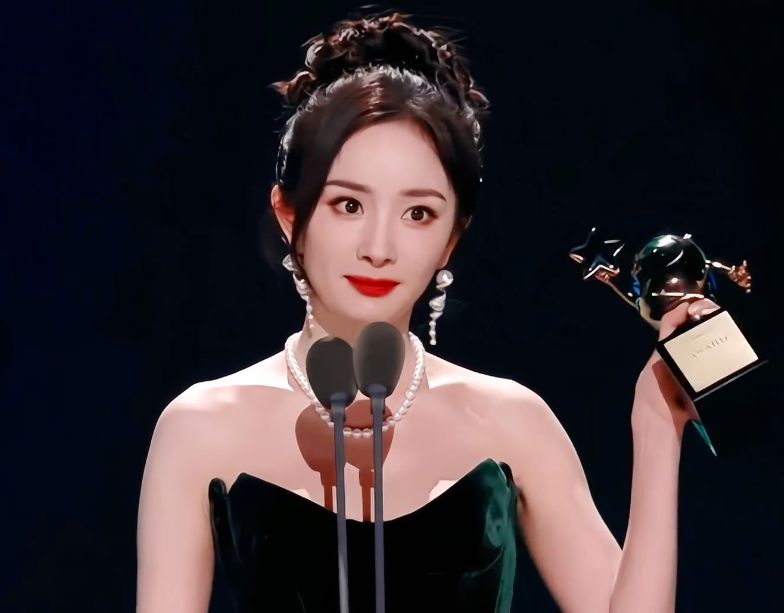 杨幂新剧造型油腻，被吐槽：科技脸面目可憎！演技像便秘令人无语