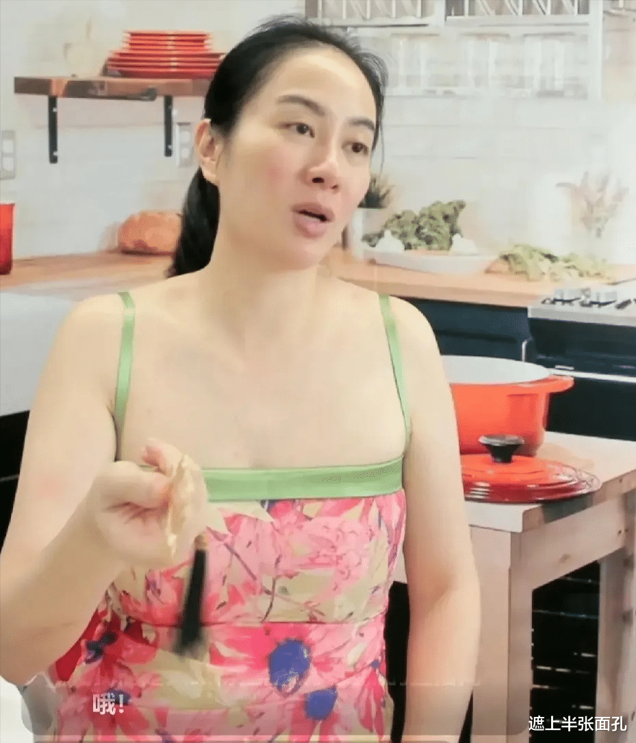 叶璇穿“牵手裙”引热议,为了直播带货频频自毁形象,滤镜碎一地