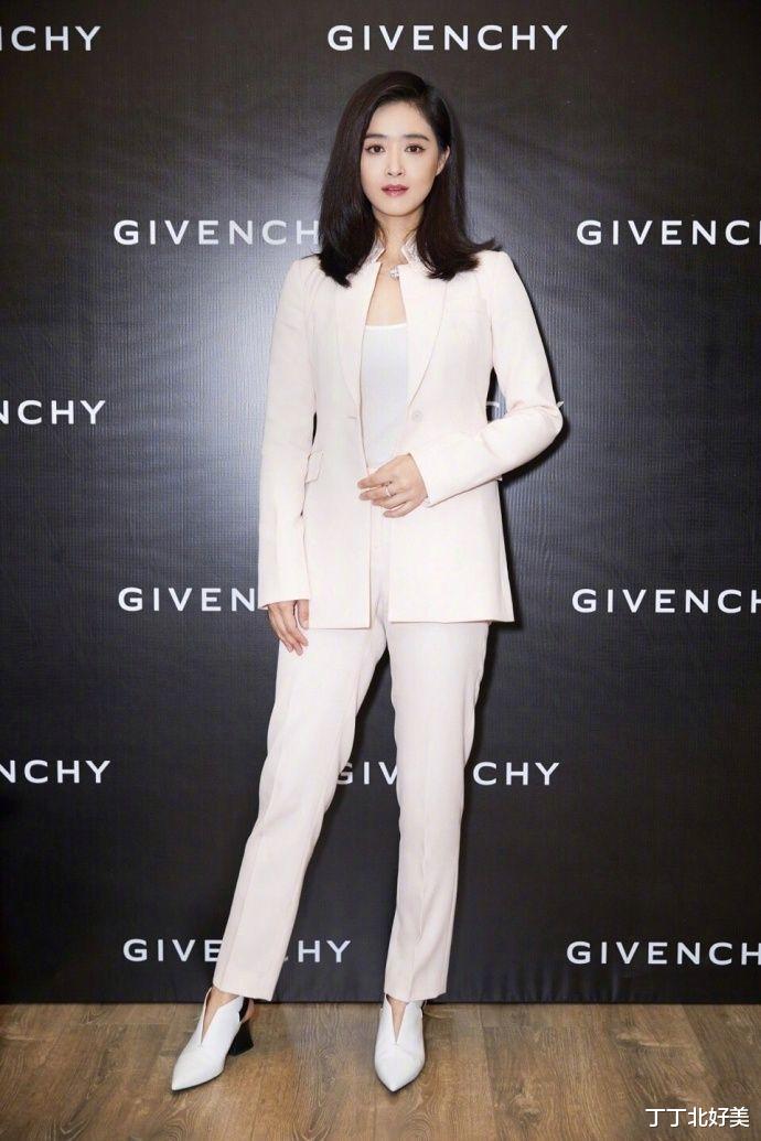 “蒋欣”减肥成功后新剪了齐刘海,让40岁的她美得如此惊艳、高级