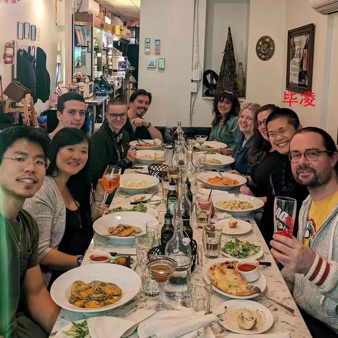 毕凌|毕福剑女儿长居国外曝近照!爆炸头身材壮硕,撞脸张嘎似女汉子