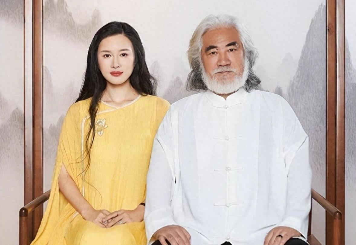 72岁张纪中被问一月几次?39岁杜星霖的一句话,暴露了真实夫妻状况