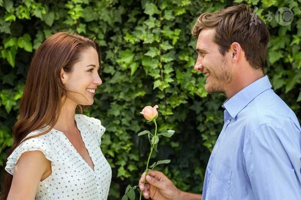 揭开永恒爱情的秘密:男人在保持伴侣情感新鲜方面的关键作用 - 情感