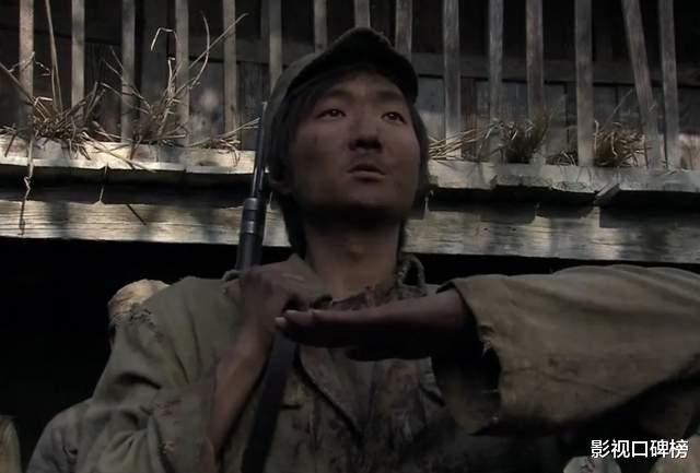 王大治在公交车上安静看书,肚子又圆又大,一身打扮十分廉价