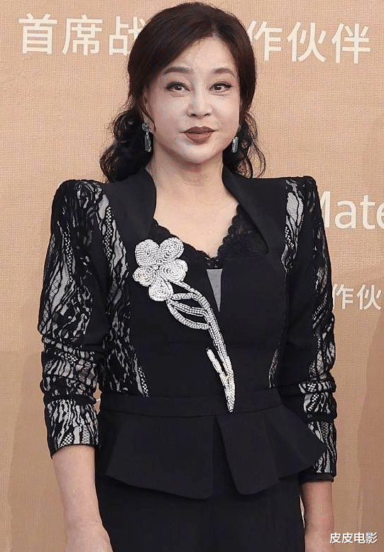 这一夜,袁泉气质出圈,殷桃女人味十足,何赛飞咬嘴唇可爱