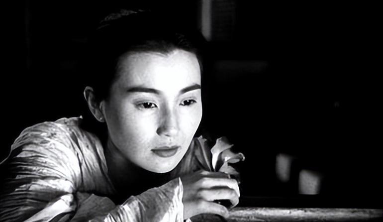 事实证明,“无夫无子”独居贫民窟的张曼玉,已走上另一条道路!