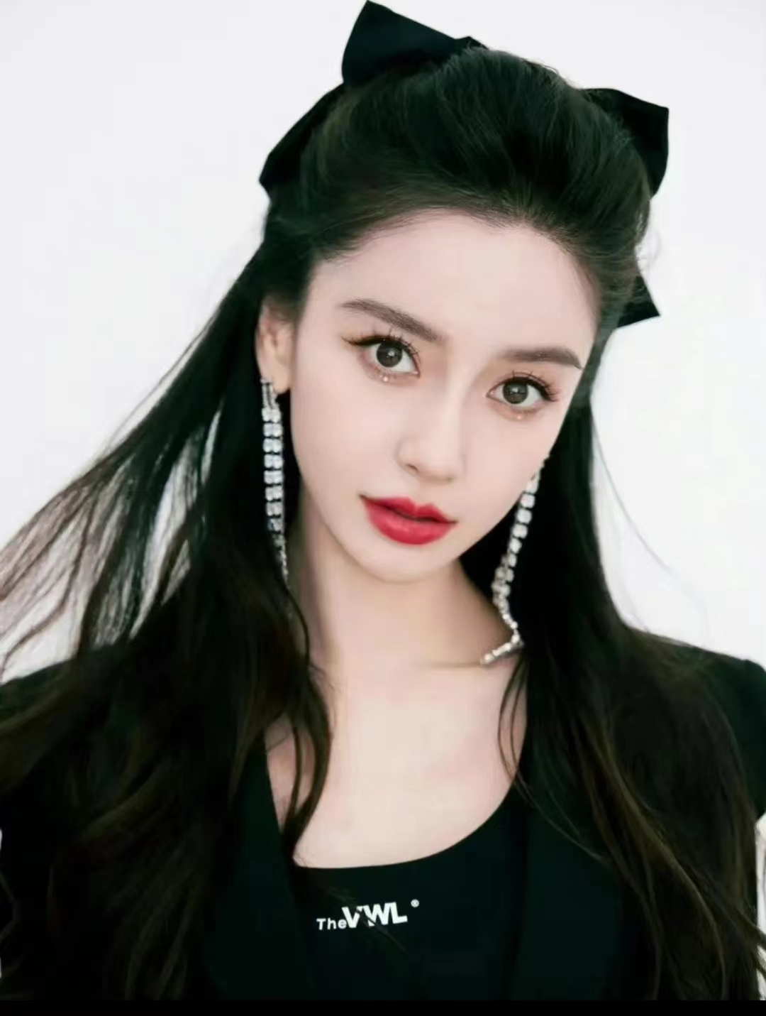 杨颖另辟蹊径海外试水，眼窝脸颊凹陷状态差，还身穿辱华品牌服饰