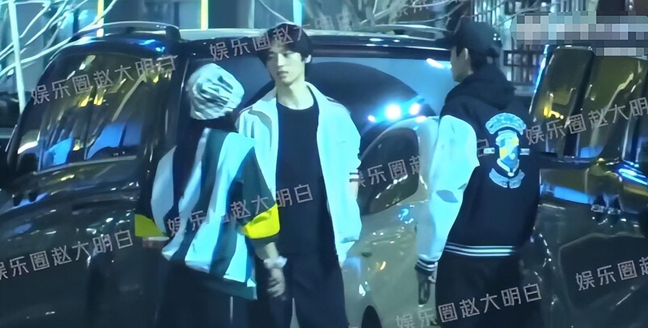 因戏生情!张雅钦恋上小3岁“弟弟”全伊伦,两人车内激吻回爱巢