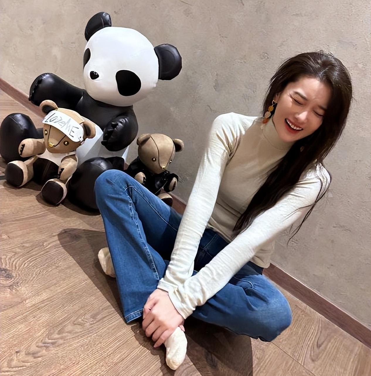 张馨予|张馨予妇女节晒老公视角秀恩爱,穿红衣开心灿笑,筷子腿吸睛十足