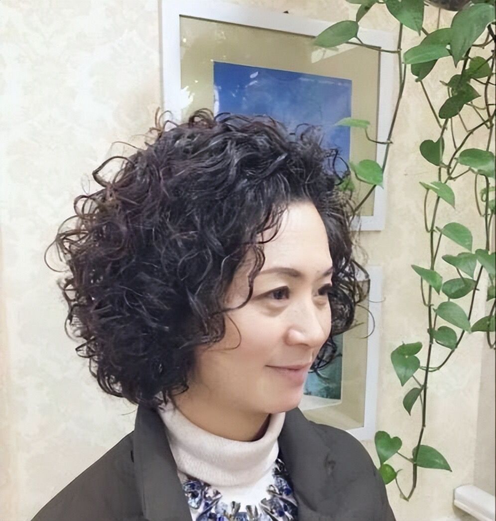发型 女人放任老态的表现:衣太花,裤太松,发太卷,显老又有油腻感