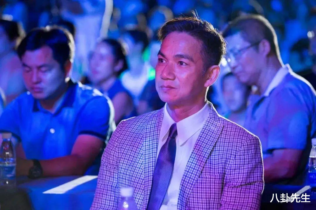 59岁港星在内地疯狂走穴,过气但出场费高,妻女在国外坐千万名车