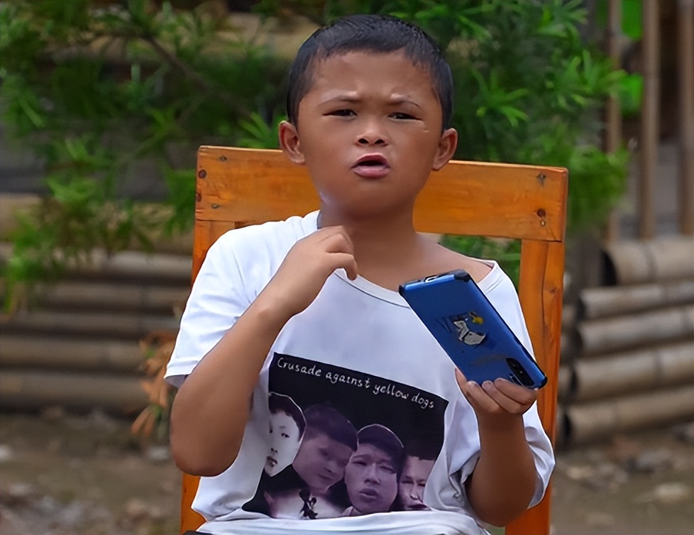 17岁小马云近况堪忧,被11岁小孩喷杀虫剂,还被表哥打成包子脸 - 娱乐