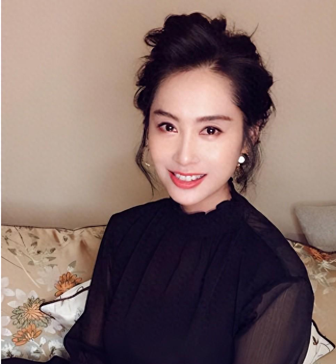 52岁朱茵现状:住深山残屋,开97年破车,竟活成娱乐圈的“笑话”