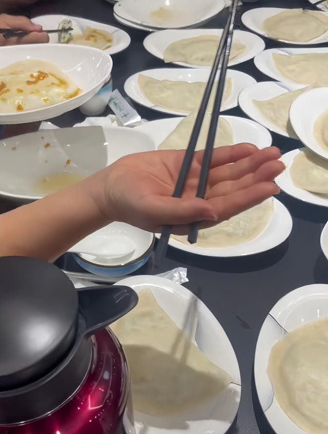 烟台|男子去烟台旅游点鲅鱼水饺，上菜后直接懵了：分量令人大开眼界