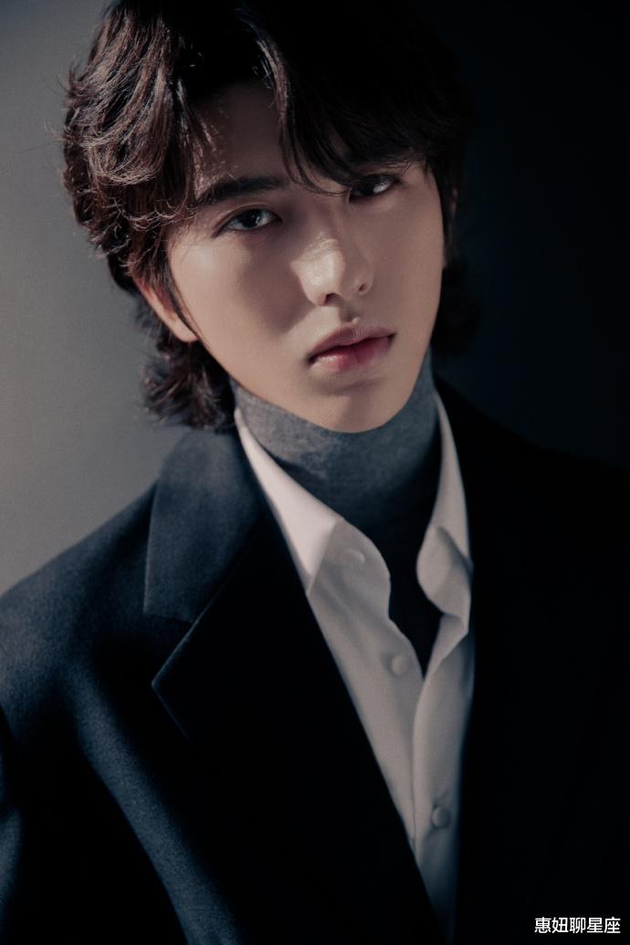 蔡徐坤新造型亮相品牌活动，狼尾短发搭配金丝眼镜，气质超抢镜！