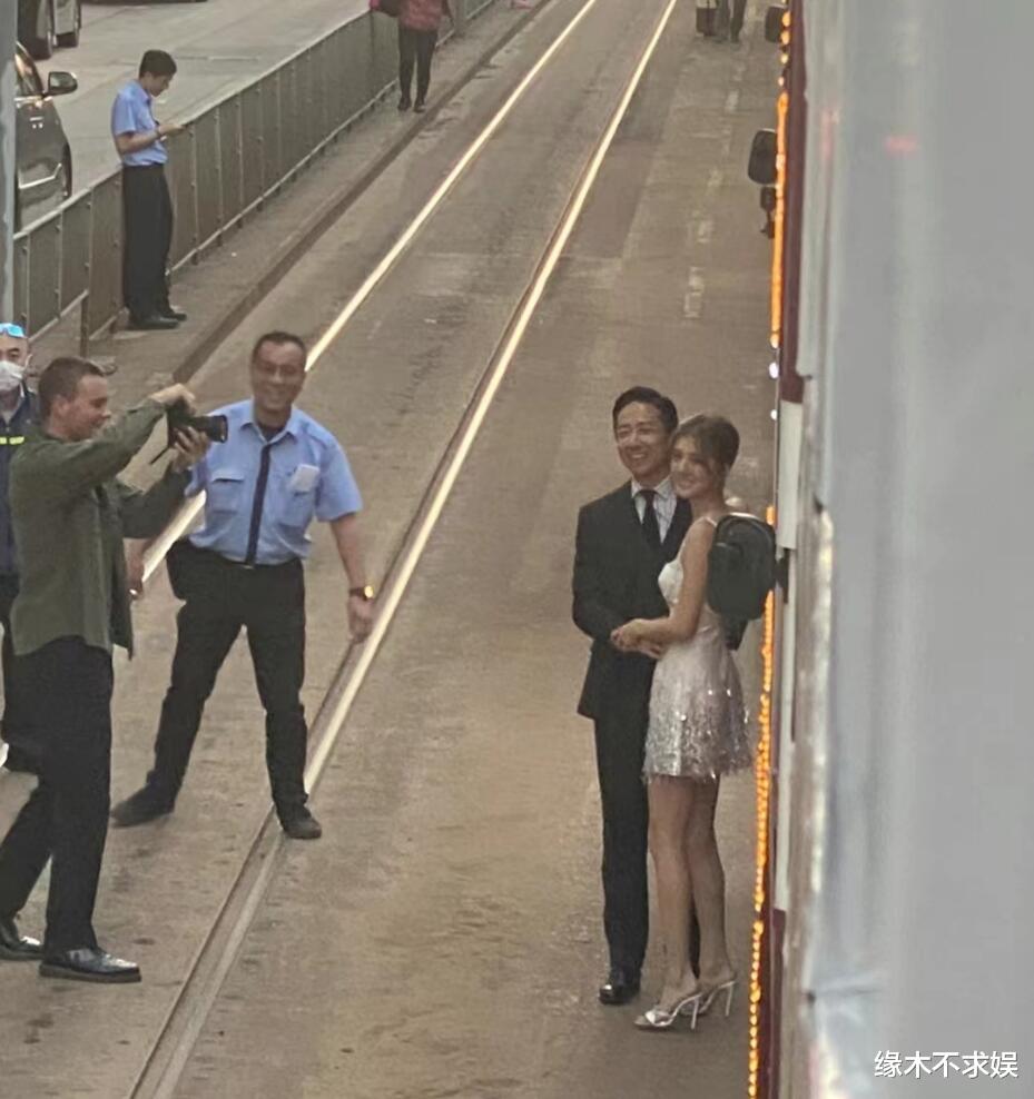 吴千语新年告白丈夫!和施伯雄过上流社会生活,笑出3层皱纹!