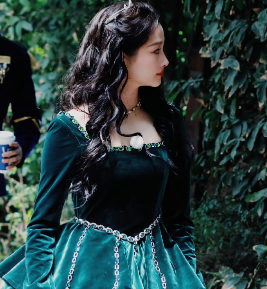 非诚勿扰|《奔跑吧》路透，白鹿明艳大美人，杨颖穿复古制服笑得一脸灿烂