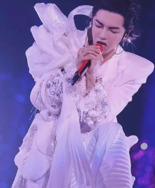 华晨宇穿婚纱?!网友热议