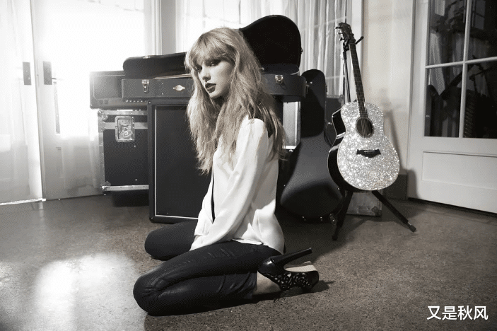 34岁霉霉很高调：穿迷你钻石裙光着腿，配大红唇走辣妹风，超惊艳