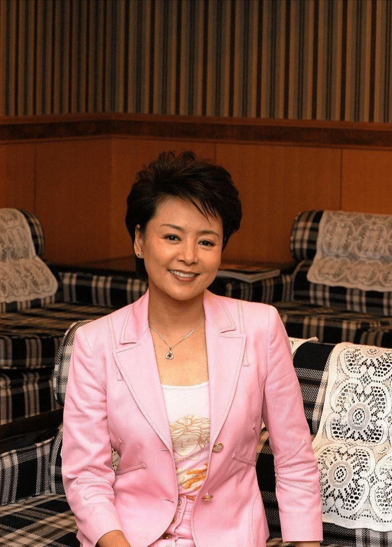 米饭 看到65岁张瑜才发现：女人上了年纪留短发、穿衣得体，优雅又自然