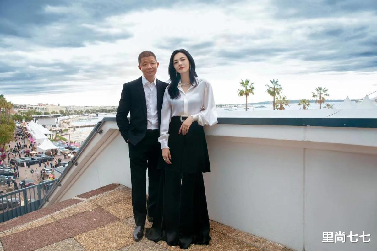 戛纳|姚晨携丈夫赴戛纳，难得简洁有了国际范，丈夫似保镖太不般配