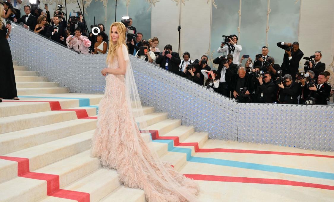 纹身 Met Gala：蔡徐坤拿扇子获好评，宋慧乔公主切超美