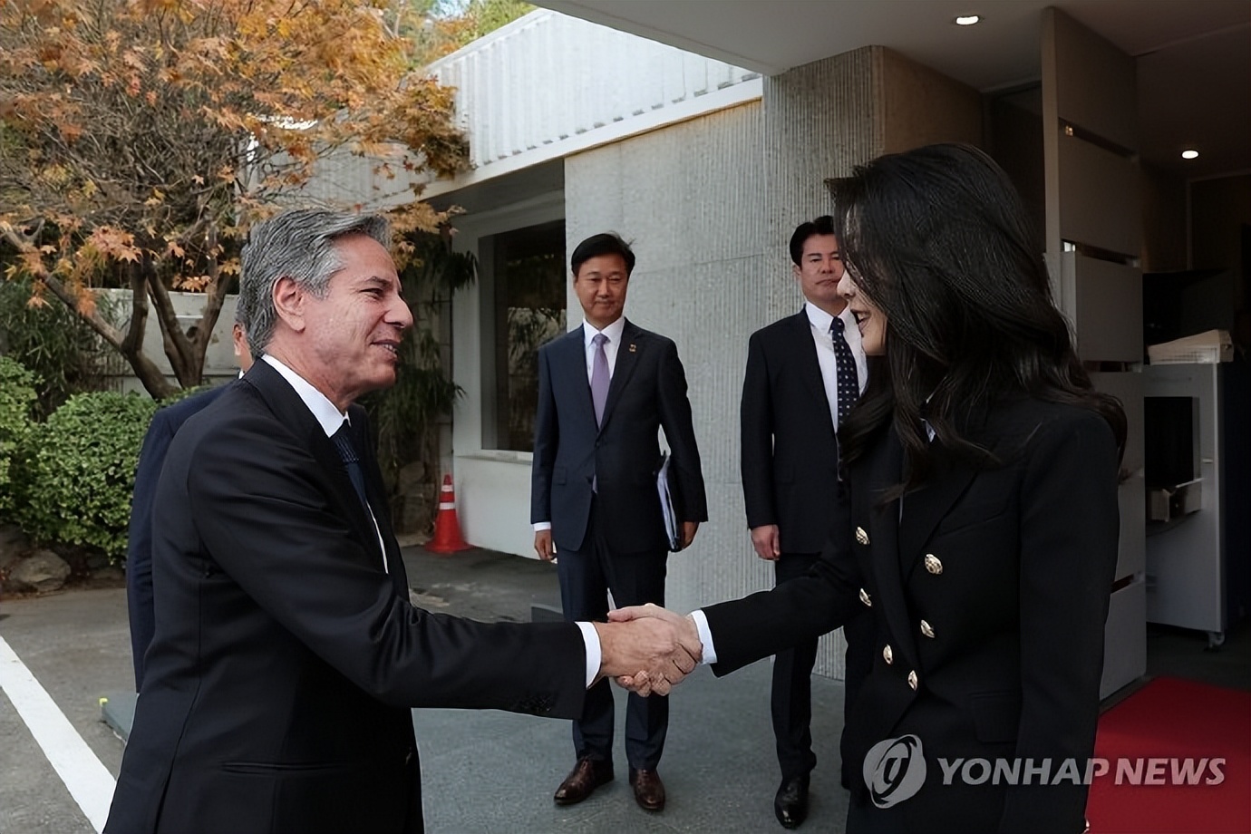 韩国第一夫人又出国了,穿双排扣西装抢镜,见到布林肯不敢抬头