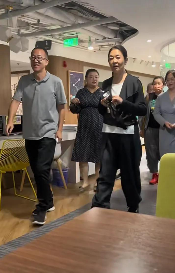 路人拍的倪萍，因减肥没变漂亮反而更像老太婆了？网友：自然地老去就很美