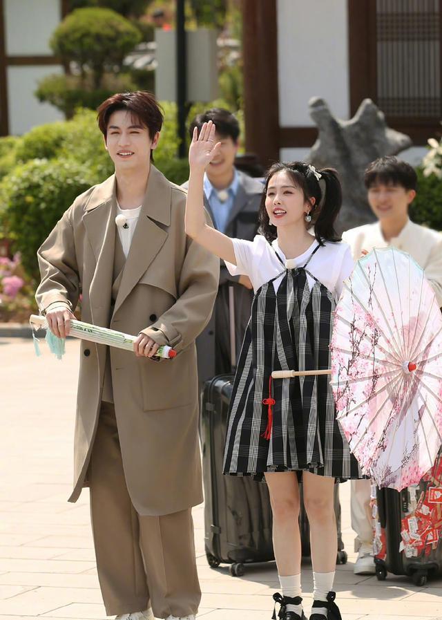 白鹿|《奔跑吧》路透：白鹿跟绯闻男友参加综艺，可爱造型被吐槽显矮！