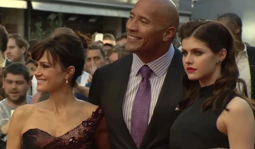 亚历山德拉·达达里奥再现魔鬼身材,和巨石·强森激情刺激的末日营救