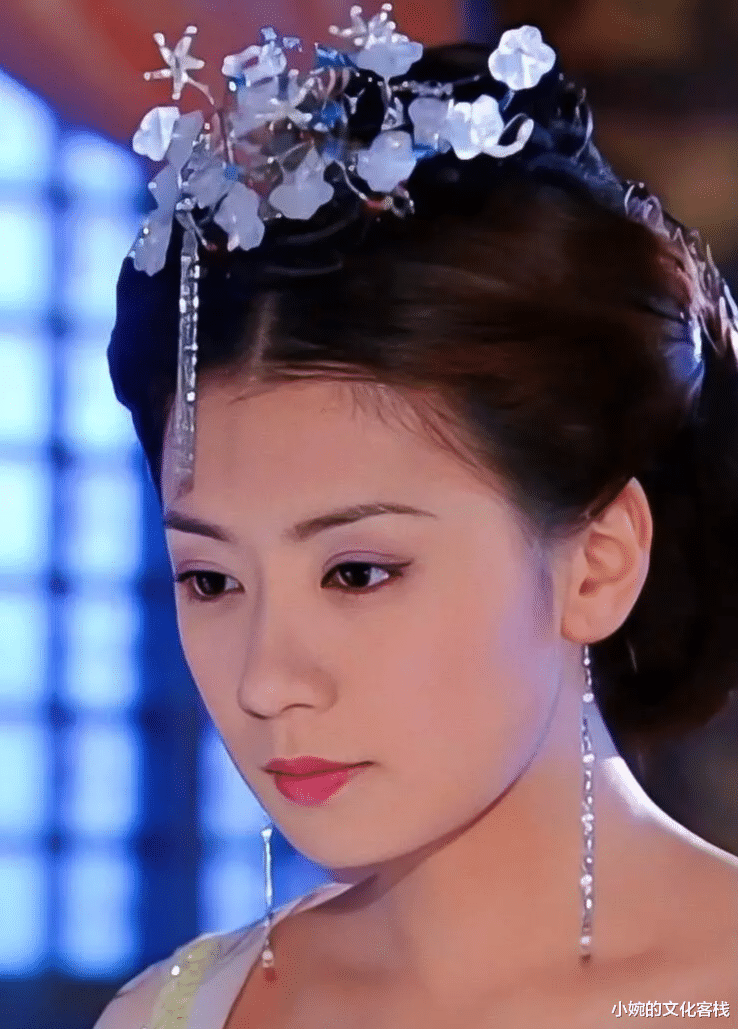 贾静雯|贾静雯17岁女儿定居美国！穿着大胆成熟火辣，长腿丝袜很抢眼