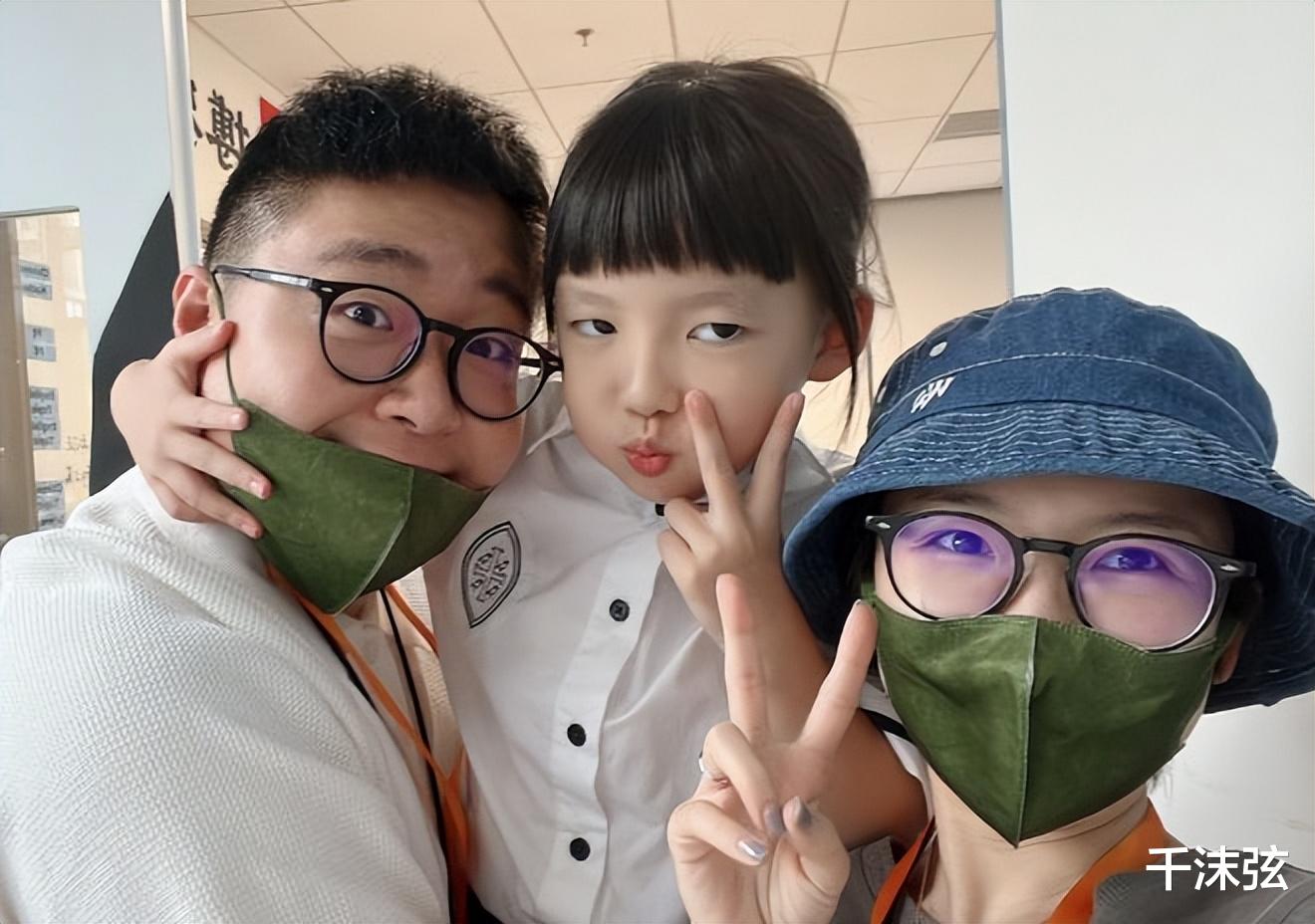 |33岁郝劭文大婚,二婚娇妻穿朴素白裙,手臂纹睫毛夹暗示职业