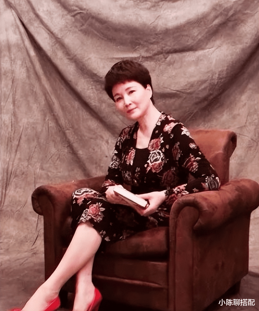 “国民老妈”专业户朱茵:64岁穿花穿素都优雅,妈妈们照穿就行