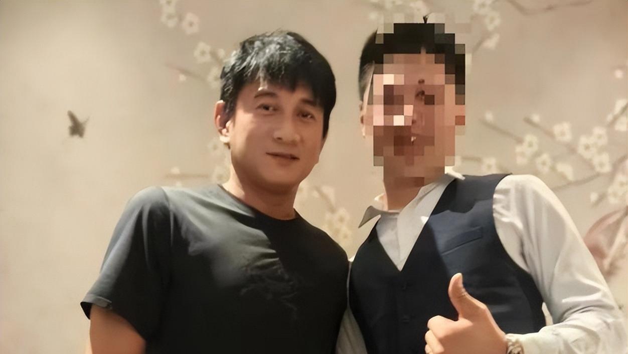 吴奇隆近况曝光引热议，喝到脸色涨红仍频频举杯，身材发福显油腻