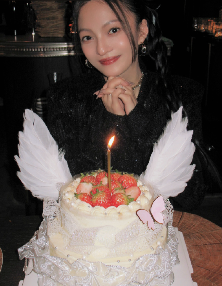 42岁知名歌手张韶涵晒照庆生！点一支蜡烛许愿，表情幸福生图养眼