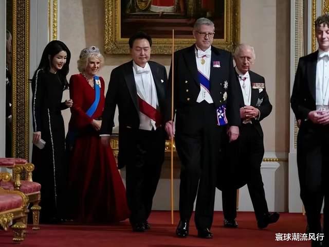 Lisa疯马秀后首次高调亮相！跟韩国第一夫人参加英国国宴，美成艾莎