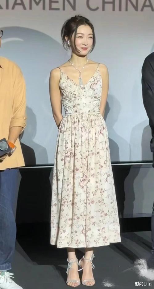 周冬雨线下见面会，关咏荷的妆容、温碧霞的发型，31岁美得很过分