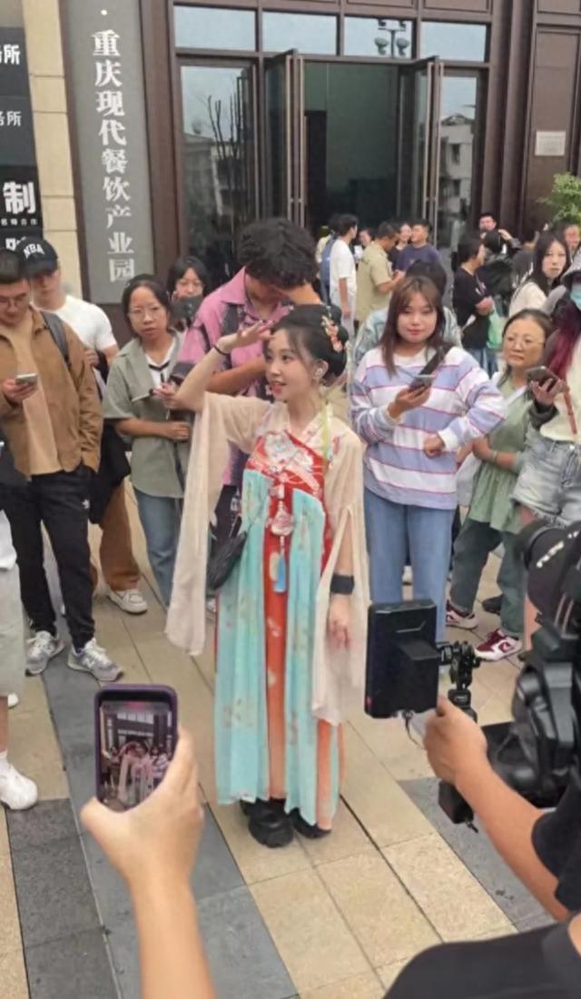 冯提莫：重庆街头像老小孩，初中同学曝其身高1米48还穿了厚底鞋