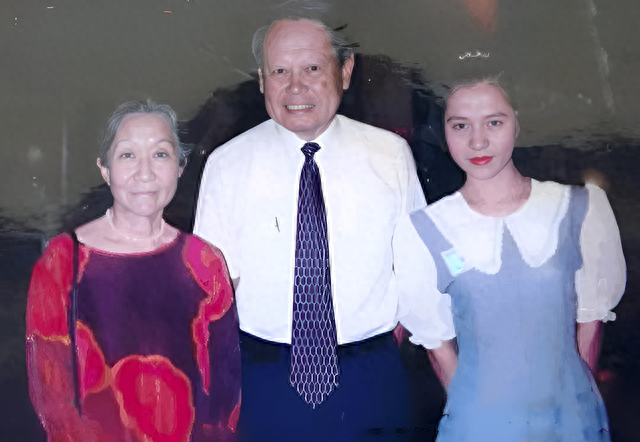 102岁杨振宁泡温泉，满面春光、步履稳健，翁帆孕肚明显需人搀扶